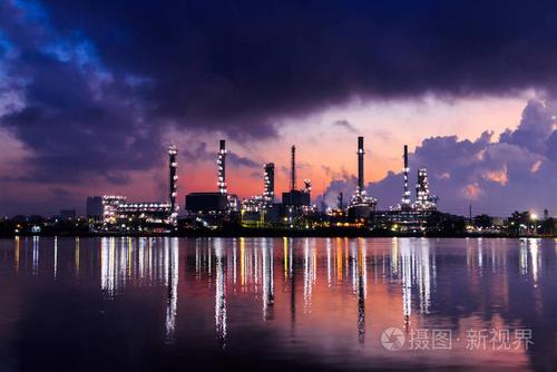 在黄昏的夜晚炼油厂照片-正版商用图片0tm8ne-摄图新视界